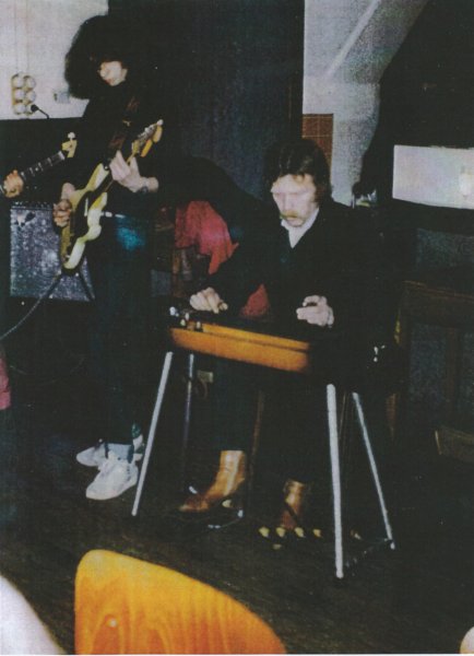 arthurhuysveldpedaalsteelguitarandsonfrankonguitarvilvoorde1981.jpg