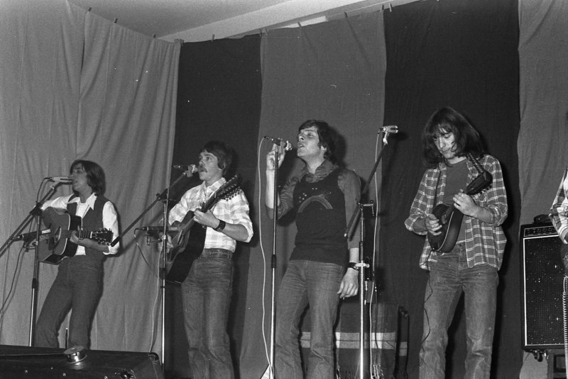 btransitliveonstage1976acousticset1.jpg